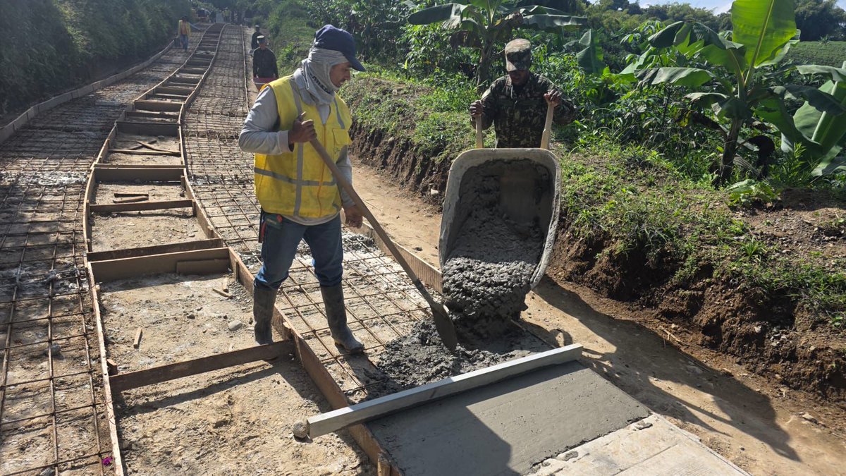 Ejercito_Div5's tweet photo. Atender el llamado de la comunidad y entregarle progreso, es una prioridad de los soldados del Batallón de Ingenieros de Combate N.°8, quienes se unieron a las autoridades de Alcalá, Valle del Cauca, para construir 100 metros de placa huella en la vereda Maravelez.

Es esta una manera contundente de mejorar la calidad de vida de los colombianos y aportar a su economía.

#NuestroCompromisoEs🇨🇴
 #OctavaBrigada
