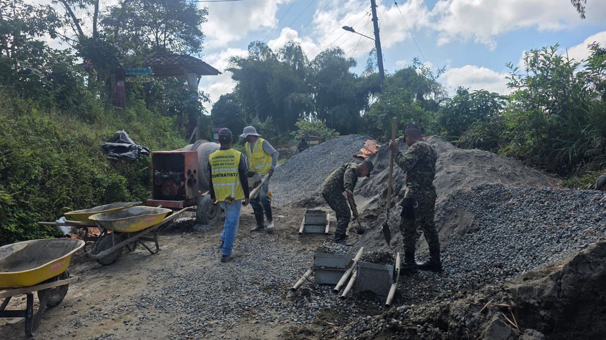 Ejercito_Div5's tweet photo. Atender el llamado de la comunidad y entregarle progreso, es una prioridad de los soldados del Batallón de Ingenieros de Combate N.°8, quienes se unieron a las autoridades de Alcalá, Valle del Cauca, para construir 100 metros de placa huella en la vereda Maravelez.

Es esta una manera contundente de mejorar la calidad de vida de los colombianos y aportar a su economía.

#NuestroCompromisoEs🇨🇴
 #OctavaBrigada