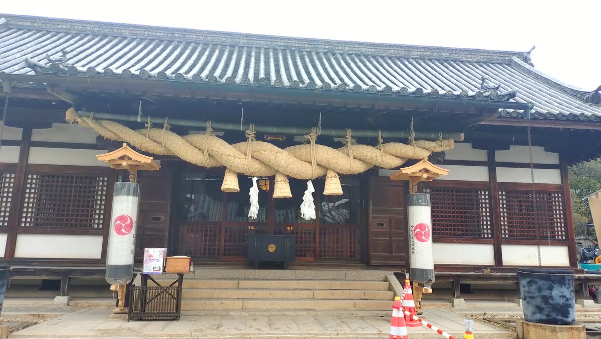 滑走屋前夜祭w に倉敷途中下車の旅。まずは肉のいろはさん 今日は営業中（行列人気だった）念願の手羽元の唐あげとミートコロッケ購入。(おいしかった） 阿智神社で滑走屋成功祈願の絵馬 奉納🙏(夏にあったキャストの絵馬は見当たらず）