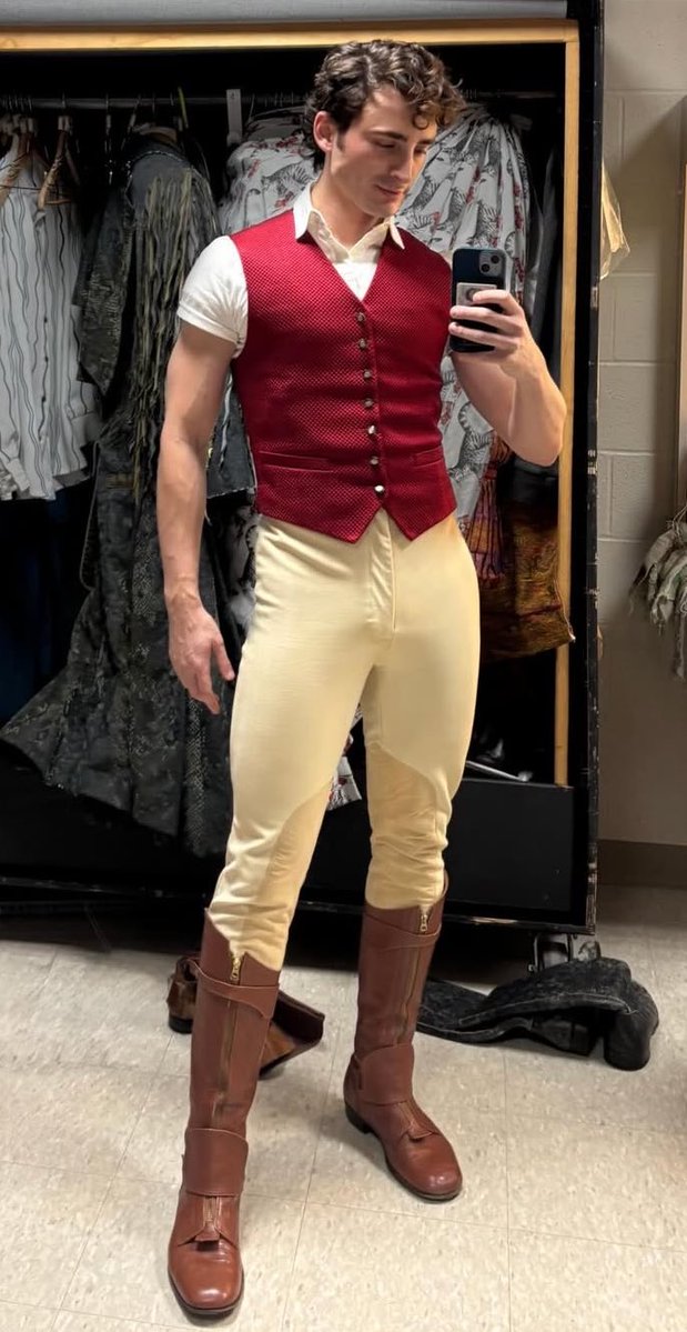 Hot Guys in Costume tweet media