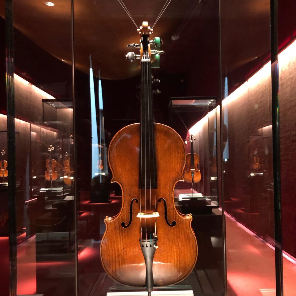 michemagna's tweet photo. Girolamo Amati, Viola “Stauffer” (1615) 🫶🏻

(Museo del Violini - Cremona) https://t.co/Zn4da7lVCq