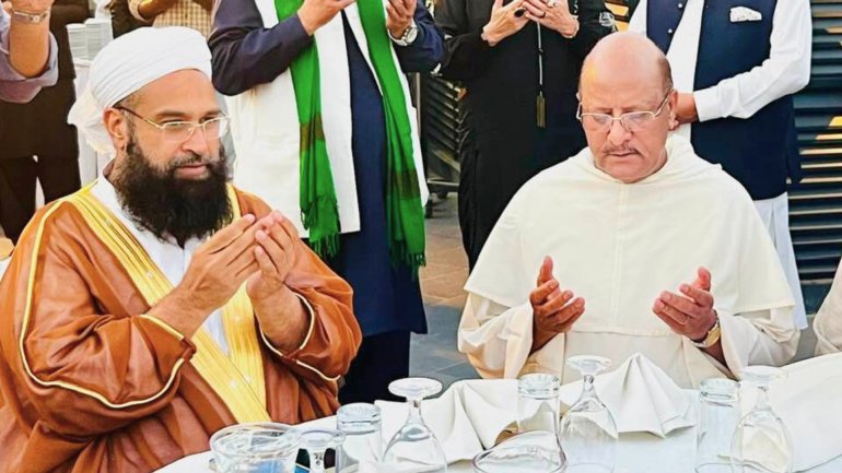 racky01's tweet photo. #Christians, #Muslims gather at Lahore’s #BadshahiMosque to #prayforpeace

News Link: https://t.co/vSkgJ8ADxD

#InterfaithHarmony #peace #IftarDinner #lahore #RadioVeritas #coexistence #lent @JamesChannan1 @VeritasAsia @VaticanNews #ChurchNews https://t.co/g8UjLc2qI4