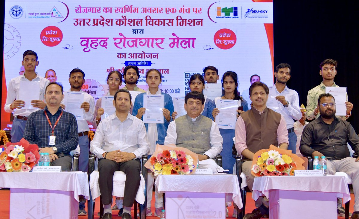 dr_hariom_ias's tweet image. लखनऊ। रोज़गार मेला।१०० से ज़्यादा कंपनियों ने २००० से अधिक ITI बच्चों को जॉब लेटर दिए.प्रदेश भर में ऐसे ४ वृहद रोज़गार मेले और आयोजित होने हैं।#upsdm #job #Fair #drhariomias #skill