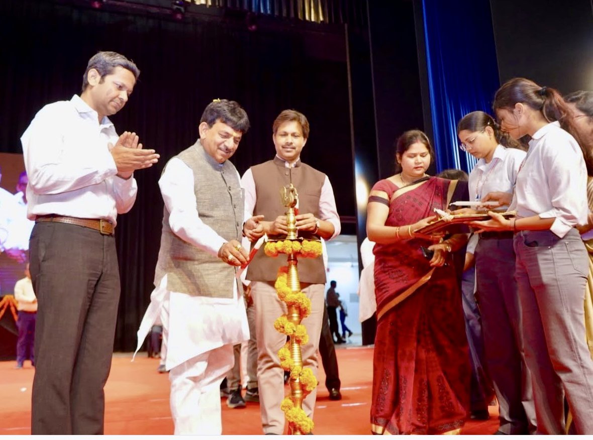 dr_hariom_ias's tweet image. लखनऊ। रोज़गार मेला।१०० से ज़्यादा कंपनियों ने २००० से अधिक ITI बच्चों को जॉब लेटर दिए.प्रदेश भर में ऐसे ४ वृहद रोज़गार मेले और आयोजित होने हैं।#upsdm #job #Fair #drhariomias #skill