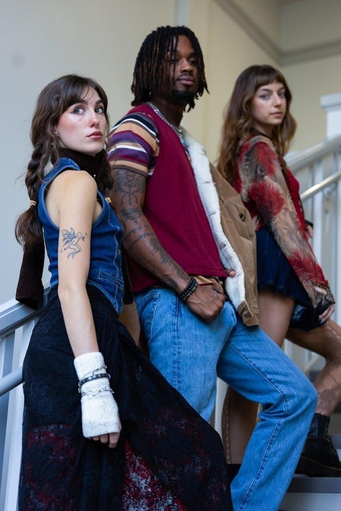 garnetandblack's tweet image. Read “Layers on Layers” exclusively on gandbmagazine.com

Written by: Erin Kelly
Photos by: Julia Spies
Models: Dejuan Carson, Emilia Marcus, Alexandra Flanagan
#studentmagazine #uofsc #garnetandblack