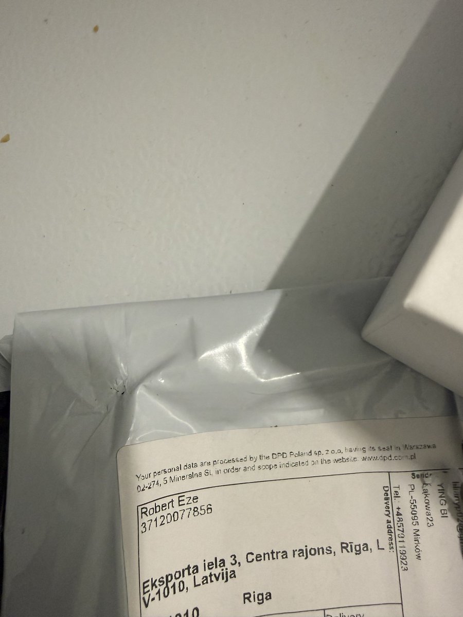 dolondolo's tweet photo. @DPDLatvia The package arrives today Mar 18. The DPD courier tells me:"You must pay first, then open." I trusted them. I paid €300 directly. The moment I opened the box? No iPhone. Just a plastic toy phone inside. I ran to the courier immediately &amp; taking my money&amp; gave me a No to call. https://t.co/SjqTCJyt1J