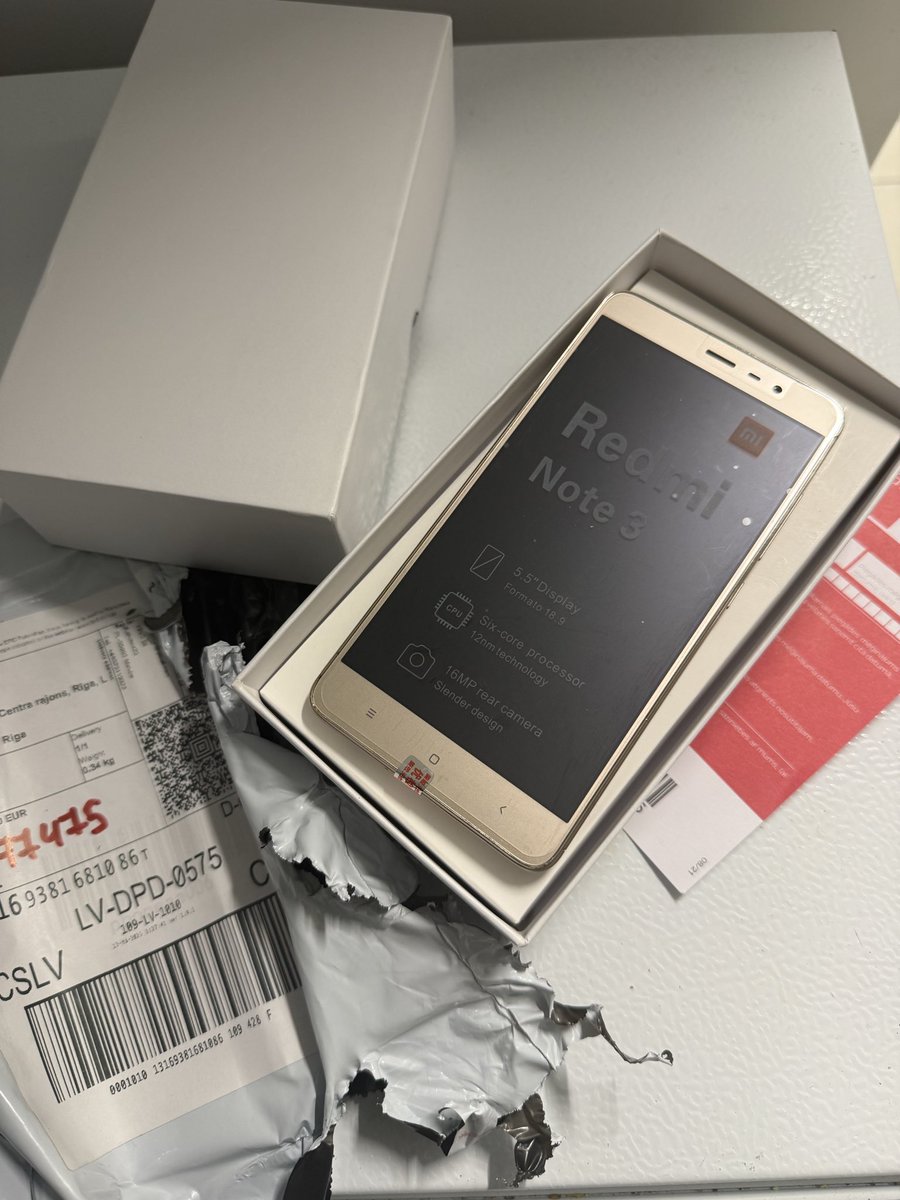 dolondolo's tweet photo. @DPDLatvia The package arrives today Mar 18. The DPD courier tells me:"You must pay first, then open." I trusted them. I paid €300 directly. The moment I opened the box? No iPhone. Just a plastic toy phone inside. I ran to the courier immediately &amp; taking my money&amp; gave me a No to call. https://t.co/SjqTCJyt1J