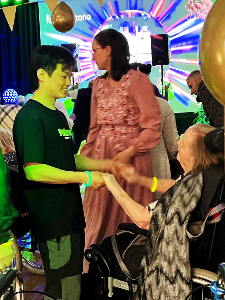 foibekartano's tweet image. Tanssin riemua Foibekartanon @mummodisko’ssa. #foibekartano #hyvänelämänyhteisö #tanssi #disco #musiikki