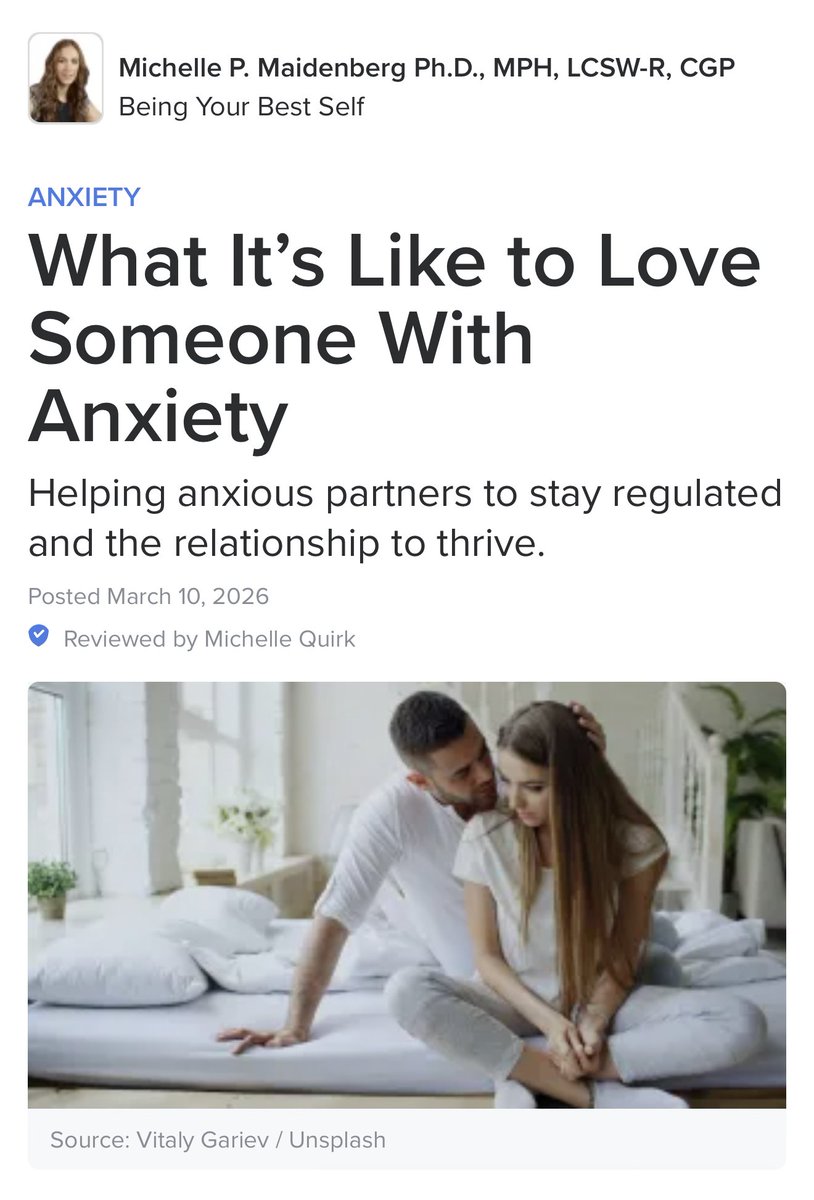 ii7_8's tweet photo. يتحدث المقال المنشور في "Psychology Today" بعنوان "كيف يكون الشعور عندما تحب شخصاً يعاني من القلق" (What It's Like to Love Someone With Anxiety) رؤية عميقة حول ديناميكيات العلاقات التي يتواجد فيها القلق، ويوضح أن القلق ليس مجرد تجربة فردية، تجربة علائقية تؤثر على الجهاز العصبي لكلا الطرفين.

1. القلق كجربة مشتركة (التنظيم المشترك)
يؤكد المقال أن القلق لا يخص طرفاً واحداً فقط؛ فعندما يعاني أحد الشريكين من القلق، يتأثر الجهاز العصبي للطرف الآخر بشكل تلقائي. يشدد المقال على أهمية "التنظيم المشترك" (Co-regulation)، وهي عملية تبادلية يساعد فيها الشريك المستقر شريكه القلق على العودة إلى حالة الهدوء والأمان.

2. كيفية تقديم المساعدة الفعالة:
بدلاً من محاولة "إصلاح" الشريك أو طمأنته بشكل متكرر، يقترح المقال استراتيجيات محددة:

• تثبيت المشاعر لا الخوف (Validation, not Reassurance): الطمأنة المتكررة (مثل قول "كل شيء سيكون بخير") قد تغذي القلق على المدى الطويل لأنها تجعل الشخص يعتمد على العوامل الخارجية ليهدأ. البديل الأفضل هو تثبيت صحة المشاعر بقول: "أرى أن هذا الموقف يشعرك بضغط شديد"، فهذا الاعتراف يساعد الجهاز العصبي على البدء في الاسترخاء.

• الحضور الهادئ: المقال يشير إلى أن الحالة الجسدية للشريك أهم من الكلمات التي يقولها. إذا ظل الشريك هادئاً، ومنظماً لأنفاسه، ومرخياً لفكّه، فإن هذا الهدوء ينتقل "بيولوجياً" إلى الطرف القلق.

• استراتيجية "التأريض" (Grounding): في لحظات القلق الحاد، يُنصح بالتركيز على اللحظة الحالية (مثل المشي معاً أو التنفس المشترك) بدلاً من الانخراط في مناقشة الأفكار القلقة أو محاولة منطقتها.

3. وضع حدود رحيمة (Compassionate Boundaries)
من أهم النقاط التي تناولها المقال هي أن حب شخص قلق لا يعني أن تصبح أنت "منظم مشاعره" الوحيد. وضع الحدود يحمي الشريكين معاً:
• تحديد وقت معين للحديث عن المخاوف لتجنب استنزاف العلاقة.
• تشجيع الشريك على البحث عن دعم خارجي (علاج نفسي أو أصدقاء) لضمان عدم تحميل العلاقة فوق طاقتها.
• توضيح أن الحدود ليست رفضاً للشخص، حماية للصحة النفسية للطرفين.

4. فهم طبيعة القلق
يوضح المقال أن القلق ليس خياراً أو "طبعاً" سيئاً، بل هو استجابة بيولوجية (حالة الكر والفر) في الدماغ. إدراك هذه الحقيقة يساعد الشريك على الصبر والتعامل برحمة بدلاً من الإحباط أو الغضب.

5. خطوات عملية للمضي قدماً
• تشجيع الخطوات الصغيرة: دعم الشريك في مواجهة مخاوفه تدريجياً بدلاً من تجنبها تماماً.
• استخدام عبارات التمكين: مثل "ربما يحدث ما تخاف منه، لكننا قادرون على التعامل معه"، مما يحول التركيز من البحث عن اليقين المستحيل إلى الثقة في القدرة على المواجهة.

الخلاصة:
حب شخص يعاني من القلق يتطلب صبراً وتوازناً بين التعاطف العميق وبين الحفاظ على استقلالية الجهاز العصبي لكليهما، مع التأكيد على أن الشريك هو داعم و"مرافق" في رحلة العلاج، وليس هو "المعالج" أو المسؤول عن حل المشكلة بمفرده.