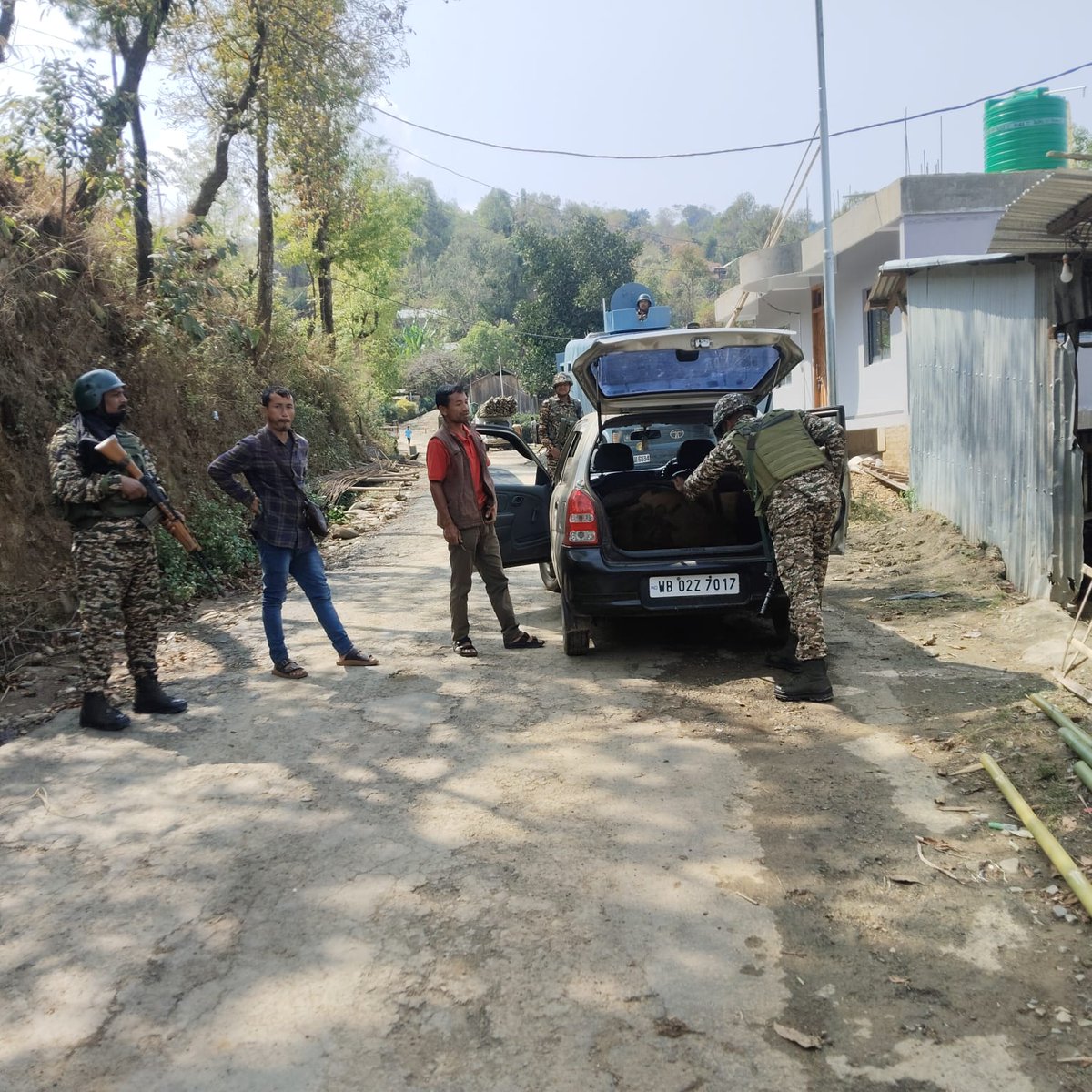 Crpf32's tweet photo. With Mobile Check Posts in place, 32 Bn CRPF shows its commitment to protection, quick response & public safety, creating a climate of peace. #CRPF #ServingNation https://t.co/tFEdqxwRNz