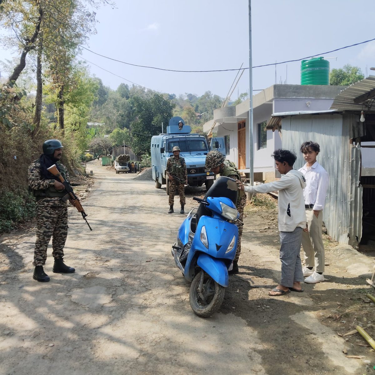 Crpf32's tweet photo. With Mobile Check Posts in place, 32 Bn CRPF shows its commitment to protection, quick response & public safety, creating a climate of peace. #CRPF #ServingNation https://t.co/tFEdqxwRNz