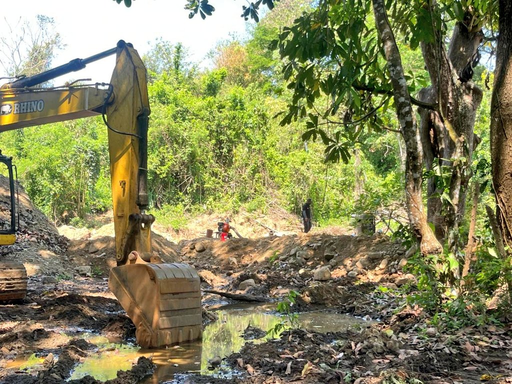 Soldados del Batallón de Montaña N.° 6 de la #SegundaBrigada propinaron un golpe a la minería ilegal en el sector de Cerro Lucano, municipio de Ciénaga #Magdalena. Durante la operación, se incautaron dos máquinas amarillas, dos clasificadoras, un motor y combustible, herramientas
