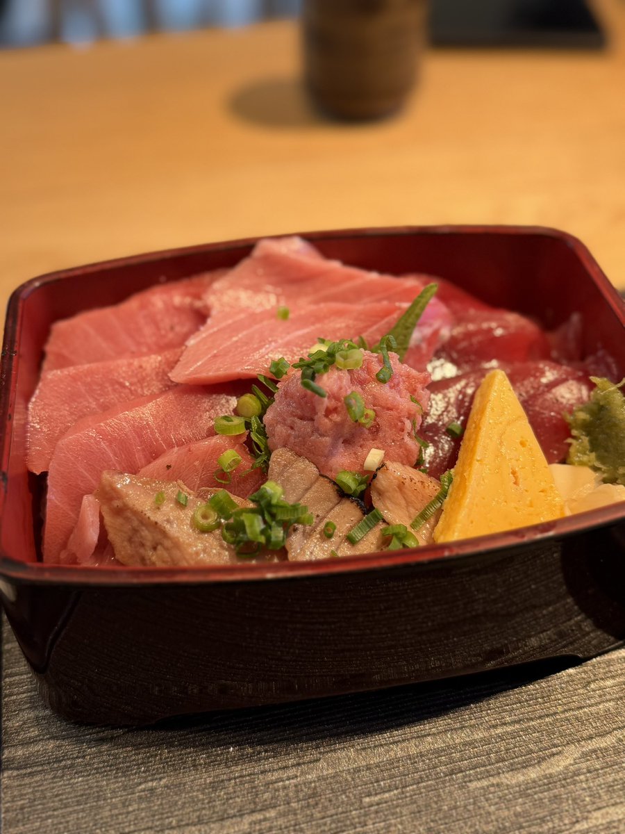渋滞の東名を走りに走って焼津まで。
売り切れメニューばかりの閉店寸前タイムにギリ駆け込む。マグロが久しぶりなのか、美味しいが久しぶりなのかわからないけど美味しいランチ。
海外からの友人たちも大満足でした。