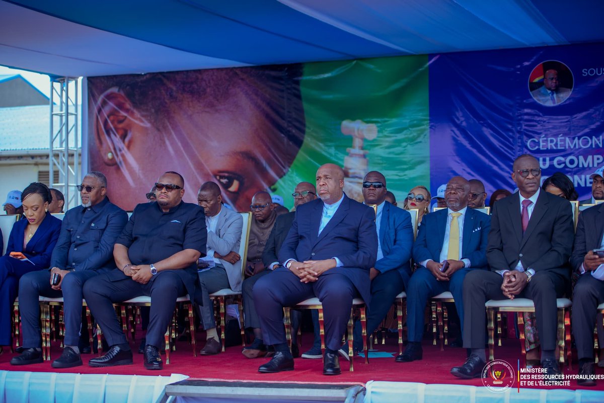 Min_Resshyd_rdc's tweet photo. Le Ministre des Ressources Hydrauliques et de l’Électricité, SEM Aimé SAKOMBI MOLENDO, a, au nom de Son Excellence Monsieur le Président de la République, Chef de l’Etat, Félix Antoine Tshisekedi Tshilombo, présidé ce mercredi 18 mars 2026, la cérémonie d’inauguration des modules 2 et 3 du complexe industriel de traitement d’eau de l’Ozone dans la commune de Ngaliema. 

Avec une capacité totale de 330 000 m³/jour, cette infrastructure majeure permettra d’améliorer l’alimentation en eau potable de près de 6 millions d’habitants à Kinshasa, notamment dans les communes de Ngaliema, Kintambo, Selembao, Mont-Ngafula, Bandalungwa, Kasa-Vubu, Ngiri-Ngiri, Bumbu, Makala, Kalamu, Masina, Ndjili et Kimbanseke.

Réalisé avec l’appui de la Banque mondiale et mis en œuvre la CEP-O, cellule d’exécution du MRHE, pour le compte de la REGIDESO S.A., ce projet marque une avancée importante dans la modernisation des infrastructures hydrauliques et l’amélioration durable de l’accès à l’eau potable dans la ville de Kinshasa.
#AccèsÀLEau
#Kinshasa
#Infrastructures