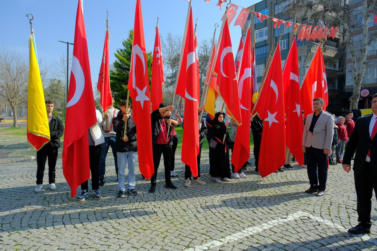 15 Temmuz Şehitler Parkında gerçekleştirilen çelenk sunma töreni Kaymakamlık, Garnizon Komutanlığı ve Belediye Başkanlığı çelenklerinin Atatürk Anıtına sunulmasıyla başlayıp, Saygı Duruşu ve İstiklâl Marşının okunmasıyla sona erdi.