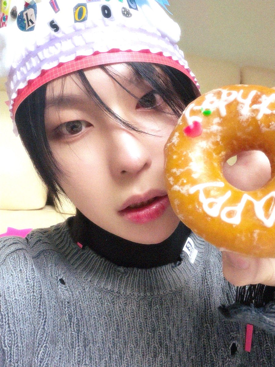 [📸]

고스티 덕분에 행복한 생일 보낸다 ^_^🫶🏻

#SHIN #이신 #HBD_SHIN 
#HAPPY_SHIN_DAY
#GHOST9 #고스트나인