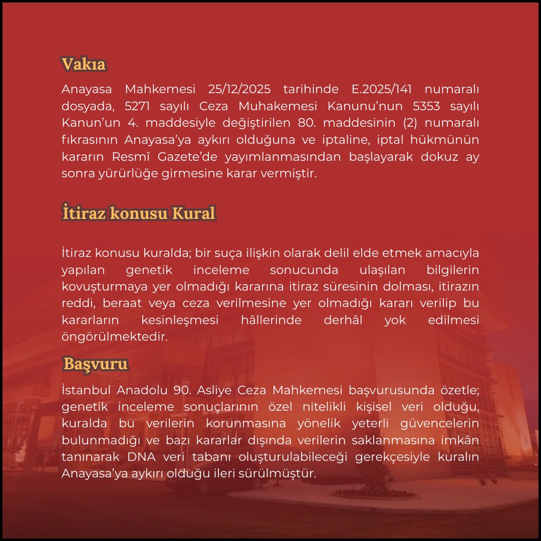 GokmenAlt's tweet photo. Anayasa Mahkemesi 25/12/2025 tarihinde 2025/141 Esas sayılı dosyasında, 5271 sayılı Ceza Muhakemesi Kanunu’nun 5353 sayılı Kanun’un 4. maddesiyle değiştirilen 80. maddesinin (2) numaralı fıkrasının Anayasa’ya aykırı olduğuna ve söz konusu hükmün iptaline karar vermiştir.

İptale konu olan kuralın, genetik verilerin hangi şartlarda, ne kadar süreyle ve hangi usullerle saklanacağına dair açık ve öngörülebilir bir çerçeve sunmadığı görülmektedir. Özellikle yalnızca bazı kararların kesinleşmesi hâlinde verilerin imha edileceğinin düzenlenmesi, bunun dışında kalan hâllerde verilerin akıbetine ilişkin bir belirsizlik yaratmaktadır. Bu durum, bireylerin hangi koşullarda verilerinin saklanmaya devam edeceğini öngörememelerine yol açmakta ve keyfî uygulamalara zemin hazırlamaktadır. Bu yönüyle kuralın kanunilik ve belirlilik ilkelerini karşılamadığı yönündeki tespit yerindedir.

Öte yandan, suçla mücadele ve kamu düzeninin sağlanması amacıyla genetik verilerin belirli ölçülerde kullanılmasının meşru olduğu kuşkusuzdur. Ancak bu meşru amaç, sınırsız ve süresiz bir veri saklama yetkisini haklı kılmaz. Aksine, ölçülülük ilkesi gereği; veri saklama süresi, suçun niteliği, kişinin dosyadaki sıfatı ve yargılama sonucunda verilen karar gibi kriterlere bağlı olarak açıkça sınırlandırılmalıdır. Ayrıca veri sahibine erişim, düzeltme ve silme talep etme imkânlarının tanınması ile etkili yargısal denetim mekanizmalarının öngörülmesi de zorunludur.

Mahkeme’nin kararına ek olarak vurgulanması gereken husus, genetik verilerin yalnızca saklanma süresi bakımından değil, kullanım amacı bakımından da sıkı bir şekilde sınırlandırılması gerektiğidir. Bu verilerin, elde edildikleri somut soruşturma veya kovuşturma dışında başka dosyalarda kullanılabilmesi, ancak açık bir kanuni düzenleme ve sıkı şartlar çerçevesinde mümkün olmalıdır. Aksi hâlde, bireylerin genetik profillerinin fiilen bir veri tabanında toplanması ve ileride belirsiz amaçlarla kullanılabilmesi gibi ağır bir müdahale ortaya çıkabilir.

Sonuç olarak, genetik verilerin korunmasına ilişkin yeterli güvenceleri içermeyen ve belirsizlik yaratan düzenlemenin iptal edilmesi, hem hukuk devleti ilkesinin hem de kişisel verilerin korunması hakkının etkinliği bakımından yerinde ve gerekli bir müdahaledir. Bu kararın, ileride yapılacak yasal düzenlemeler açısından daha açık, sınırlı ve güvenceli bir sistem kurulmasına katkı sağlayacağı değerlendirilmektedir.

Kararın tam metnine belirtilen linkten ulaşabilirsiniz: https://t.co/FPw3J4KmBb