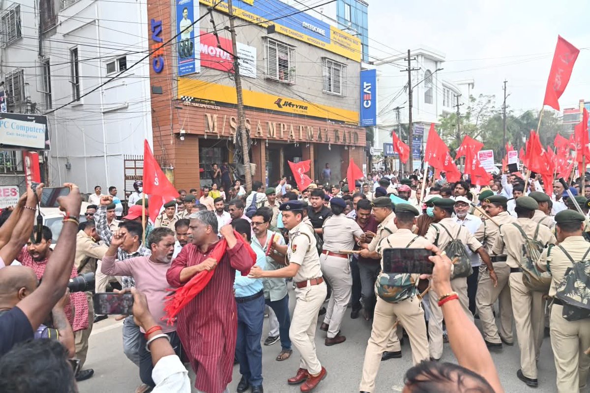 prasenjit_cpim's tweet image. Tripura Assembly March by #AIKS, #AIAWU and #GMP against anti-farmer, anti-poor policies and attacks on democracy. It was the budget session and people wanted to raise their demands before the government .