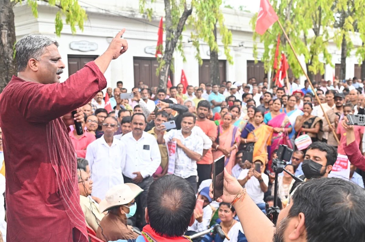 prasenjit_cpim's tweet image. Tripura Assembly March by #AIKS, #AIAWU and #GMP against anti-farmer, anti-poor policies and attacks on democracy. It was the budget session and people wanted to raise their demands before the government .