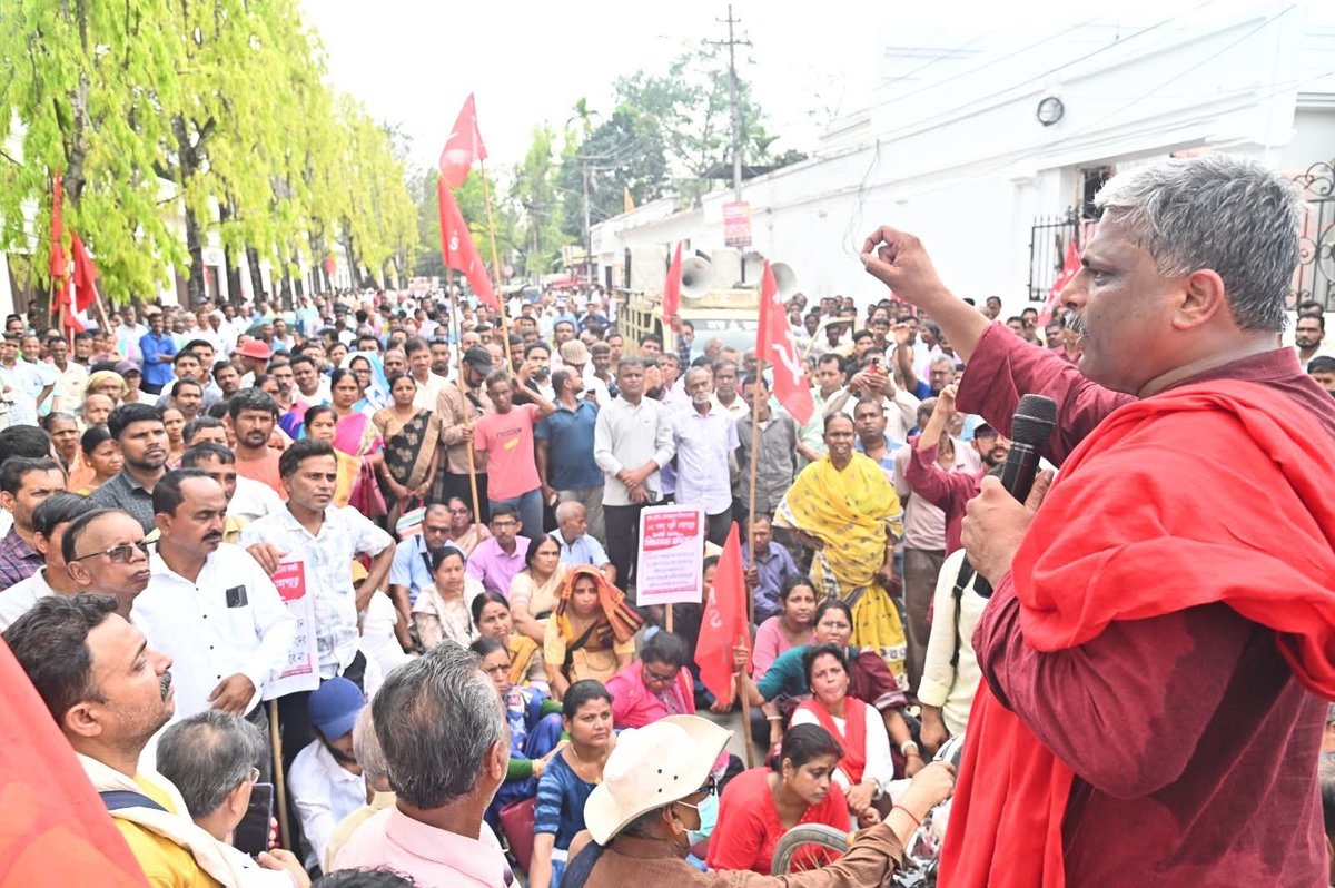 prasenjit_cpim's tweet image. Tripura Assembly March by #AIKS, #AIAWU and #GMP against anti-farmer, anti-poor policies and attacks on democracy. It was the budget session and people wanted to raise their demands before the government .