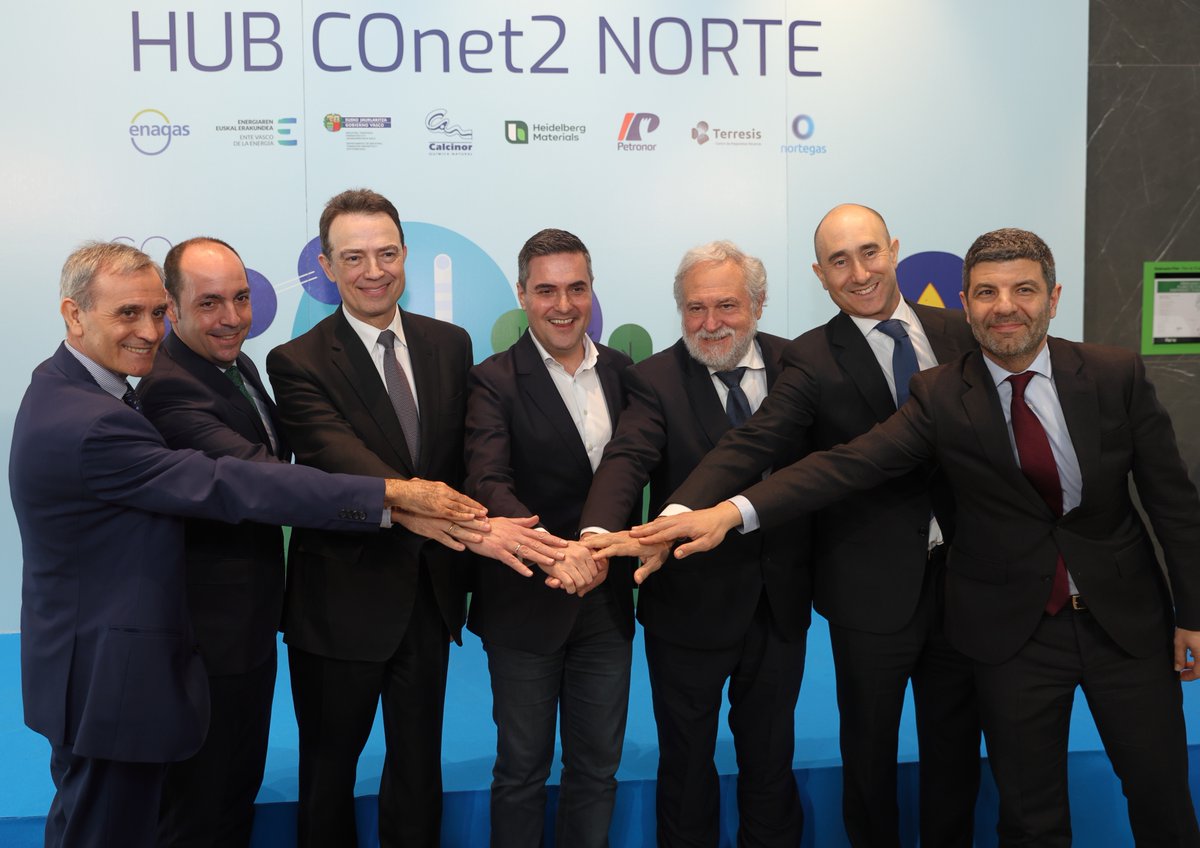 EVEuskadi's tweet photo. 🔵 @enagas  @EVEuskadi  y empresas de Euskadi, Navarra y Cantabria impulsan el desarrollo del ‘Hub COnet2 Norte’; innfraestructuras energéticas ligadas a un corredor logístico del CO2 para descarbonizar la industria.
➡️ https://t.co/r3seKOLoC3 https://t.co/6MUdvEYwYr