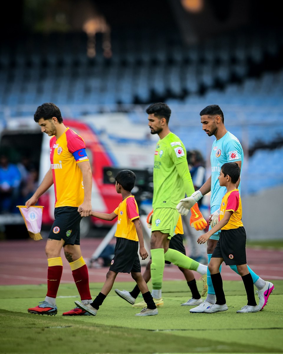 eastbengal_fc's tweet photo. Amago matchday frames from #EBFCKBFC, presented by Kingfisher Strong Power Soda ๐ธ (1/4)
#JoyEastBengal ๐ค @kingfisherworld https://t.co/8PMxGfVKSo
