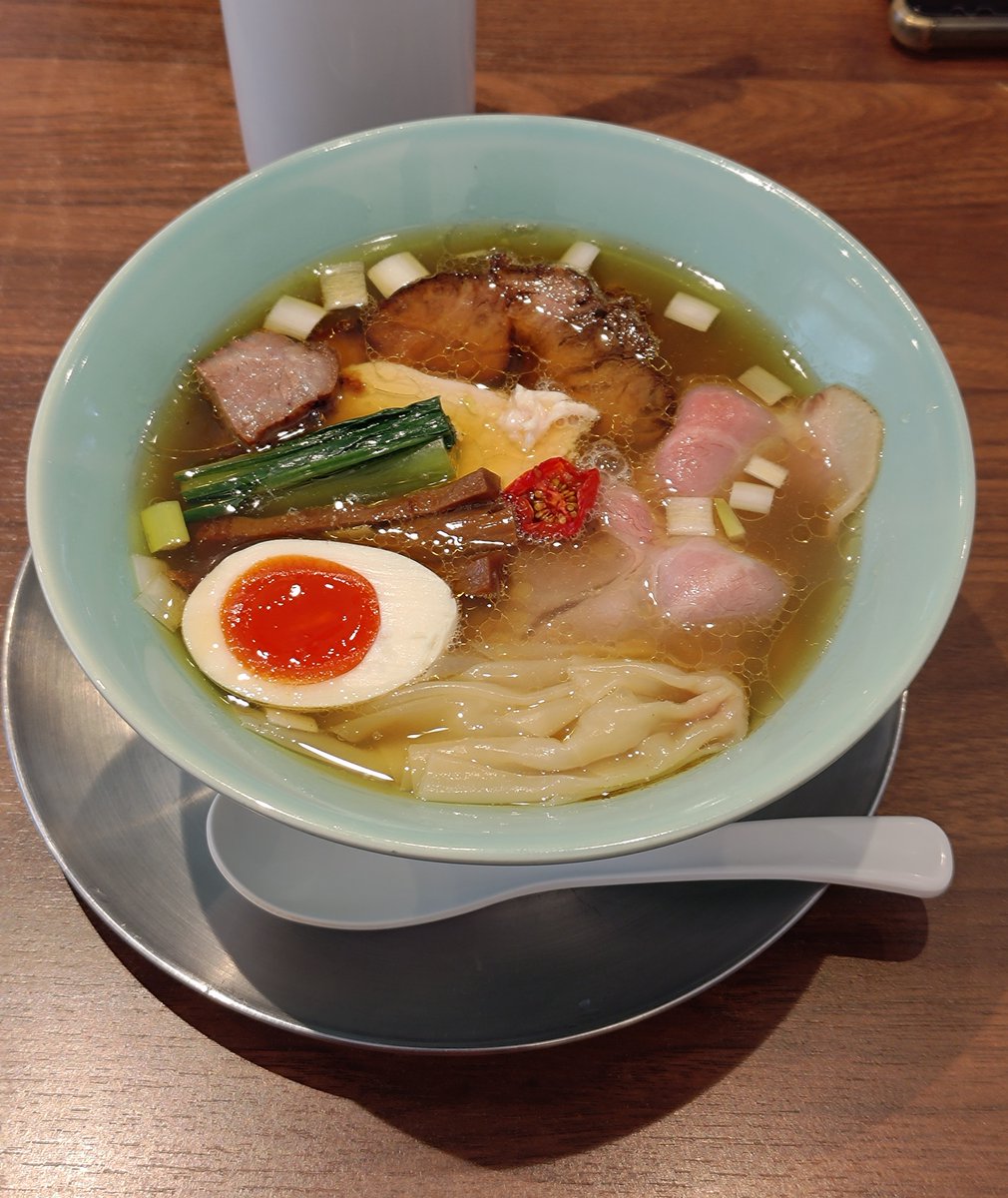 Tanuupy's tweet photo. 静岡県焼津市
麺創房LEO
黄金
天気も良いしちょっと頑張って自転車に乗る、そうなれば昼飯は黄金しかない
天然塩で極上のミネラルと塩分を補給、五臓六腑に染み渡る美味さ
食べ応えタップリの叉焼とパツパツの麺で大満足の一杯です https://t.co/FSf8UtUNAI