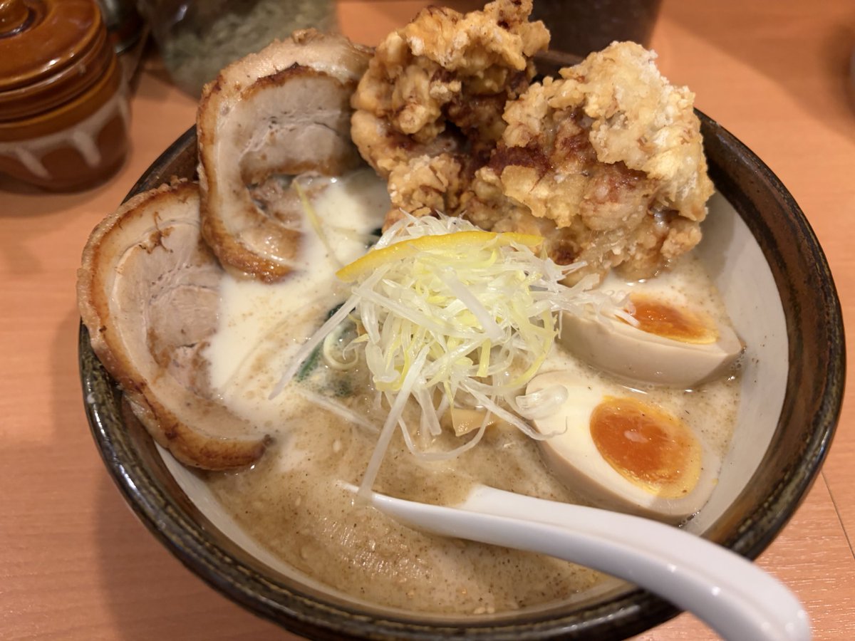 よだ tweet media
