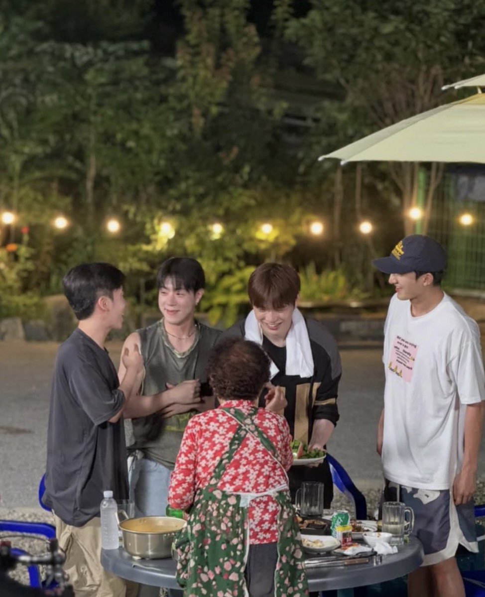 แดนน่ารักมากเลย พยายามรักษาคำที่เคยบอกคุณยายไว้ด้วย 🥹💕

หลานคุณยายที่ฟาร์มที่แดนเคยไปถ่ายรายการ ทำสวน เก็บข้าวโพด อัปเดตไอจีประมาณว่า

มีหลานสาวต้องเลี้ยง พอวางเด็กนอนแล้วจู่ ๆ ก็นึกขึ้นมาได้ เลยอยากมาเล่าเรื่องนี้แบบช้าๆ ค่ะ

ตัวรายการทำฟาร์ม (살림남) เป็นโอกาสที่ทำให้ได้เจอ