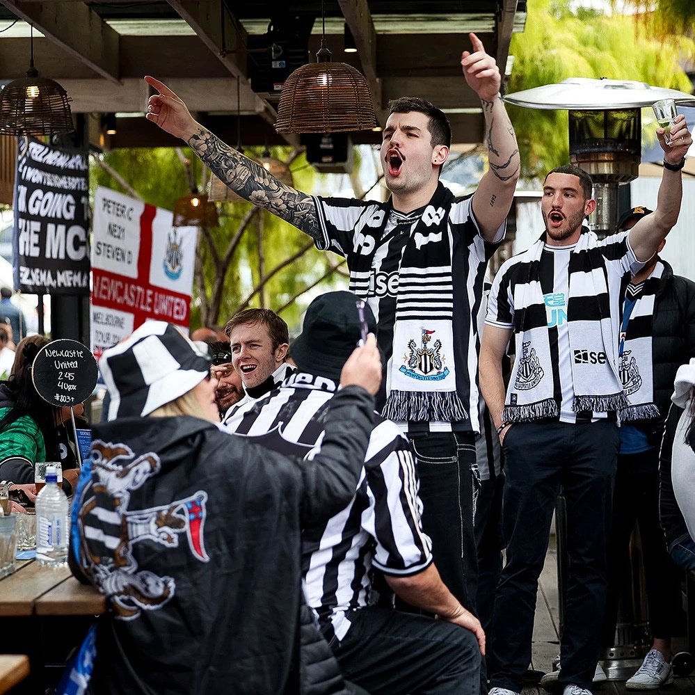 estoesnewcastle's tweet photo. 🇪🇸⚫⚪ NEWCASTLE INVADE BARCELONA 

Es impresionante la cantidad de hinchas del Newcastle que viajaron a la ciudad de Barcelona para el gran partido de hoy.

Alrededor de 15 mil hinchas de las Urracas estarán en la capital catalana, la mayoría de ellos sin entradas. https://t.co/hrxMUhofxQ