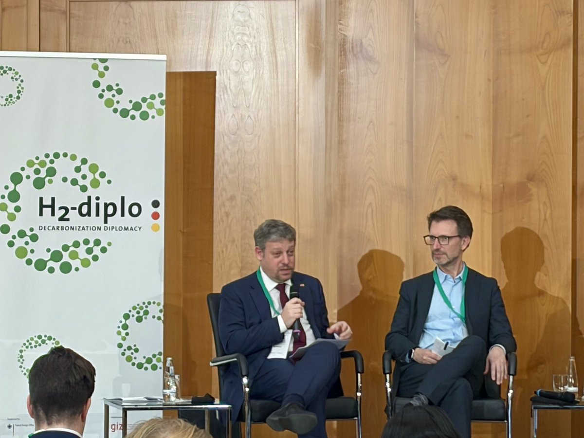 BelBotschaft's tweet photo. Heute beteiligte ich mich am Future Forum Green Hydrogen im Auswärtigen Amt – einer int. Konferenzreihe zur Außen- und Geopolitik von Wasserstoff. In einem Panelgespräch unterstrich ich die Schlüsselrolle 🇧🇪 als Drehscheibe für den Import und Transit von Wasserstoff.

#h2diplo https://t.co/ECDTS98L8F