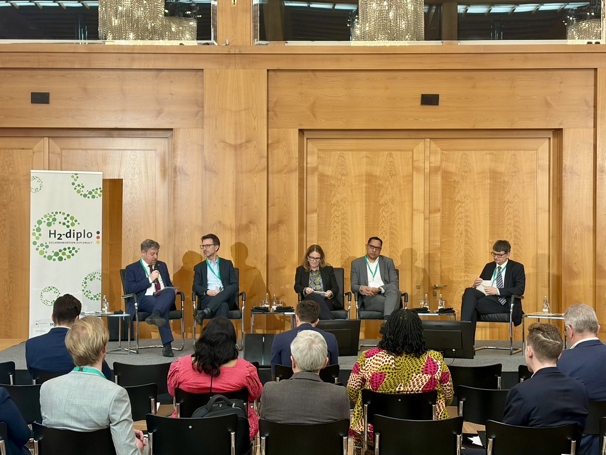 BelBotschaft's tweet photo. Heute beteiligte ich mich am Future Forum Green Hydrogen im Auswärtigen Amt – einer int. Konferenzreihe zur Außen- und Geopolitik von Wasserstoff. In einem Panelgespräch unterstrich ich die Schlüsselrolle 🇧🇪 als Drehscheibe für den Import und Transit von Wasserstoff.

#h2diplo https://t.co/ECDTS98L8F