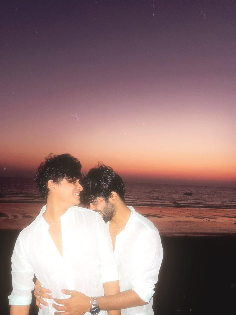 yash_cc_'s tweet photo. Just me, my husband and endless hue 🥰💗 https://t.co/GUcPXvmbNt