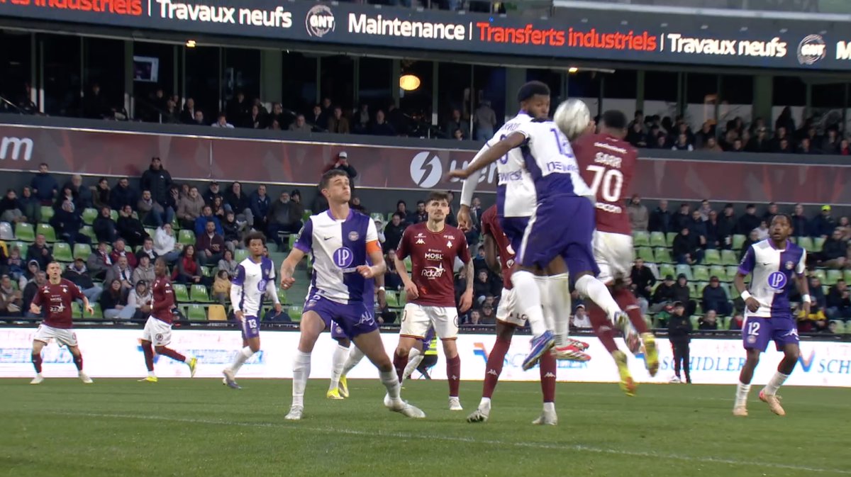 _EmericG's tweet photo. La direction de l'arbitrage valide l'annulation du penalty pour le FC Metz contre Toulouse dimanche dernier.
La main de Bouna Sarr est considérée comme un contact "délibéré" et a eu lieu "ultérieurement lors du contact entre le ballon et le bras du défenseur" #FCMTFC https://t.co/6Q9KOcpf3O