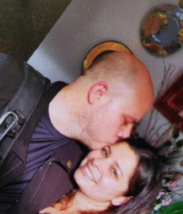 A Alejandro Muyshondt,
Que murió en "extrañas
Circunstancias" 
¿Le hubieran dado cadena
Perpetua?
No lo sé, seguramente le
Hubieran acusado de traición,
Lo claro de este circo de terror
Es que actúa y arreciará 
Sobre los opositores para
Callar el creciente inconformismo real.