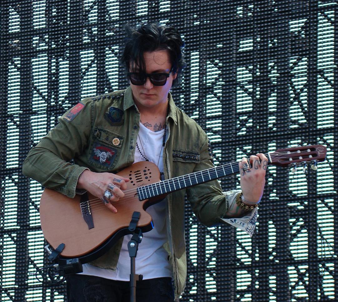 「 ✦ daily synyster gates ✦ 」 tweet media