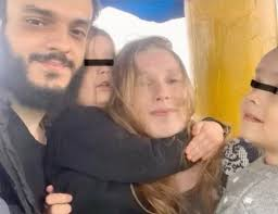 NÃO ESQUEÇAM:
Os pais seguem a mais de 4 meses sem os filhos. 
Perderam os filhos por causa de VACINA CONTRA-INDICADA pelos médicos. 
Os bebês de ARROIO GRANDE seguem sem os pais, foram jogados para os avós que nunca tiveram contato.
Os deputados do RS se calam.