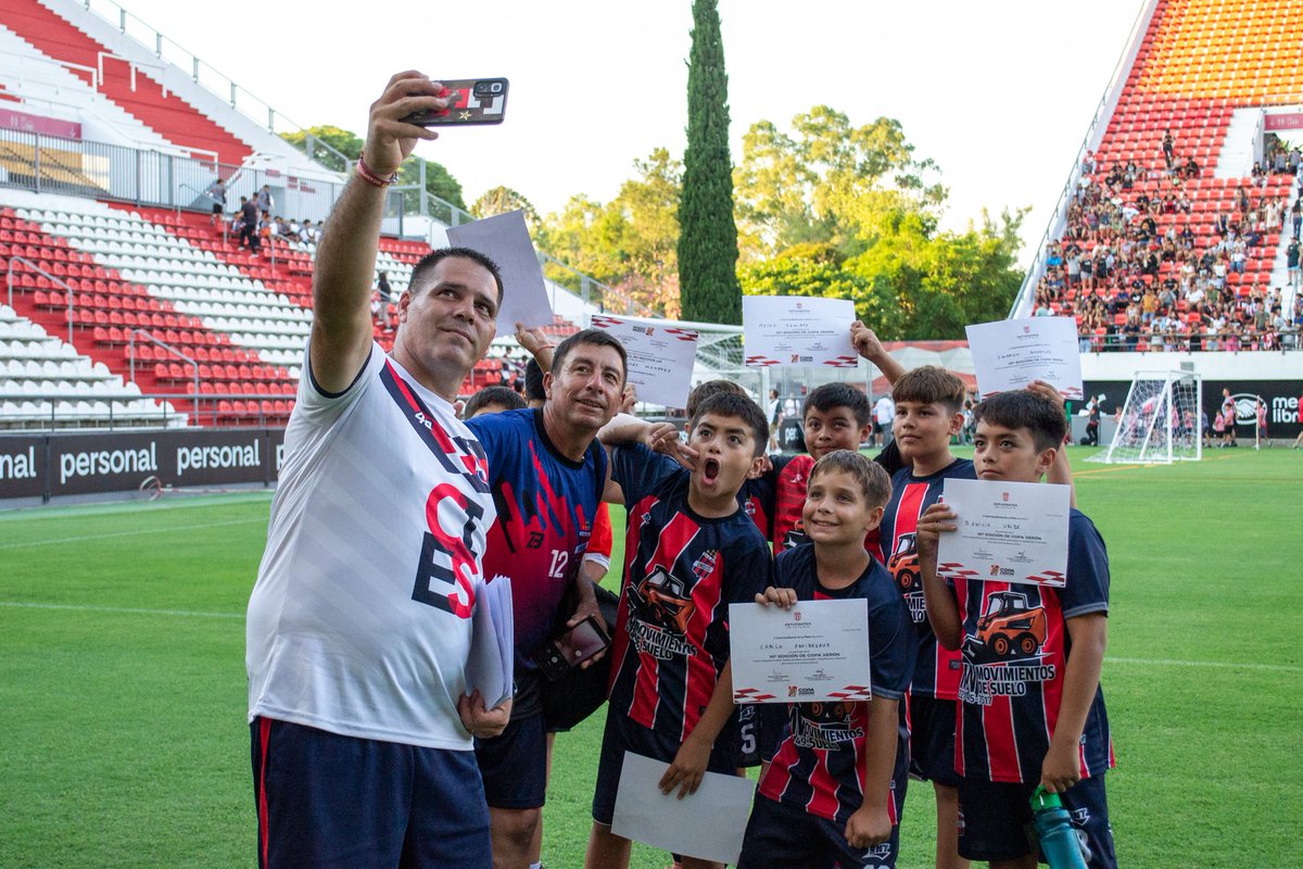 El Broche de oro en UNO 🏆🏟️

El Estadio UNO fue el escenario donde se definieron las finales de este tradicional torneo de fútbol infantil, recibiendo a los equipos y acompañando a cada chico en una experiencia única.
