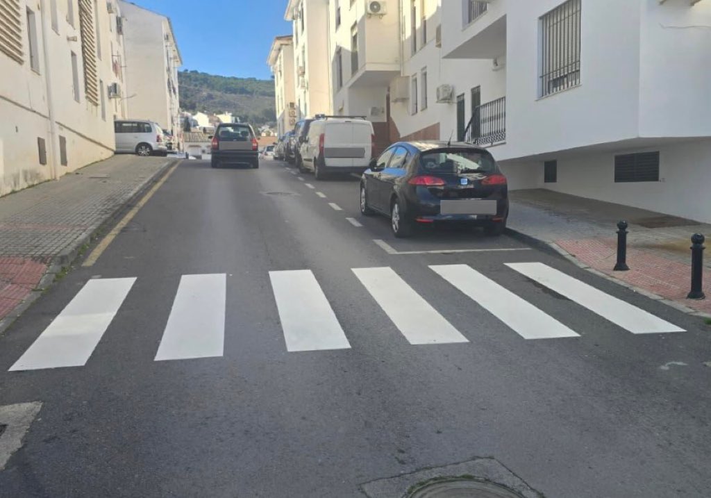 ⚠️⛔️ #ATiendeQ en los barrios
Pintado de viales en barrios de #Antequera. Pasos de peatones y aparcamientos

Actuaciones en favor de:
🧑‍🦽Seguridad
🚙 Movilidad

Zona:
▫️Barriada García Prieto

¿Quieres contactar con nosotros?
📲 En la #APP de ATiendeQ
✅ En WhatsApp: 689 41 02 95