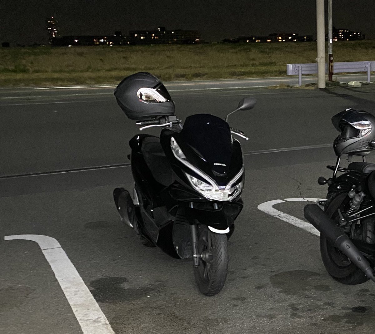 blackterurin's tweet photo. 2018年式のPCX 8年で7,500kmの男
バイク乗り換えるの巻🛵

#PCX
#NMAX155 https://t.co/RE4zktuFjF