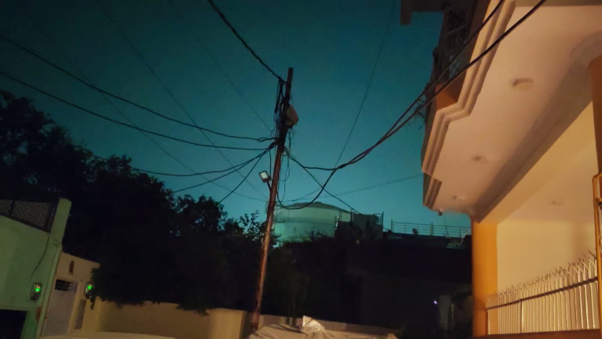 AnjPY20122020's tweet photo. Sipri बाजार में नालगंज क्षेत्र में  street light 2 दिन से खराब हो गई है । कृपया समस्या का निवारण करवाएं । Dhanyawad 
शिकायत करता अंजली तिवारी 
Contact no -  7307483166
7518985902
@CleanJhansi @AnuraagJhansi @myogioffice @ravisharma_mla https://t.co/PXnY68Mqed