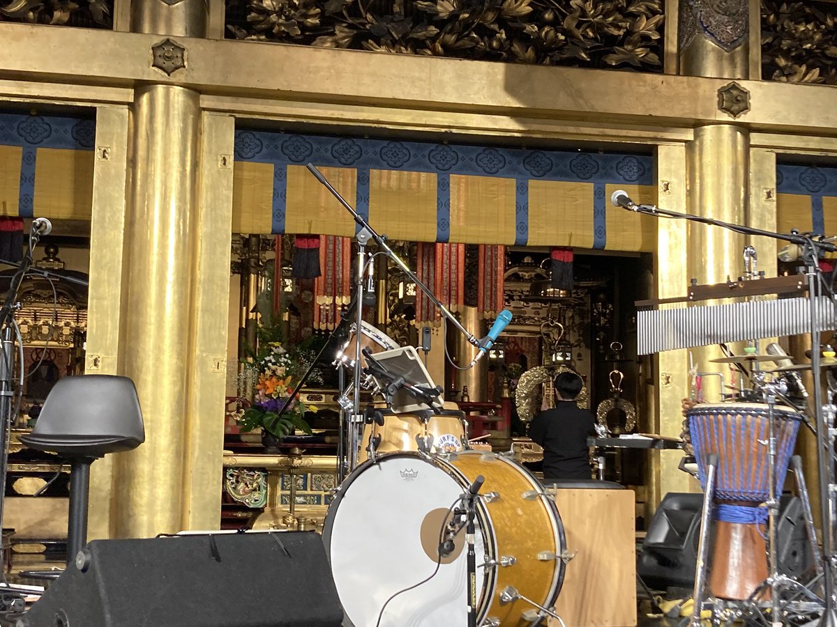 silverringheart's tweet photo. 顕証寺のコンサートに。
はたけやまさん美人だし、笑顔が最高だし、素敵な演奏だし❤️
生の津軽三味線も鳥肌ものでした。
要さんは真正面でマジびっくりでした。
本当に素敵なコンサートでした。 https://t.co/MHFG6loUqn