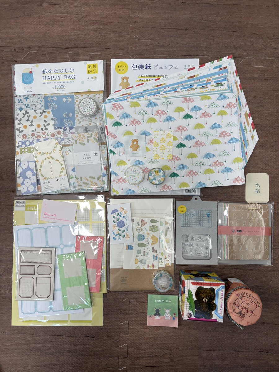 q_wezi5's tweet photo. 紙博で買ったものたち！
今回も初日に行けて買いたかったものもほぼ買えた。
トビマツさんのフリー入場に気付けず行かなかったのだけ悔やまれる。あんなに早くフリーになるなんて思ってなかった。
お裾分けっこクラブは見送って正解だったな。対面交渉はハードル高い…。 https://t.co/bPf4jPOsZe