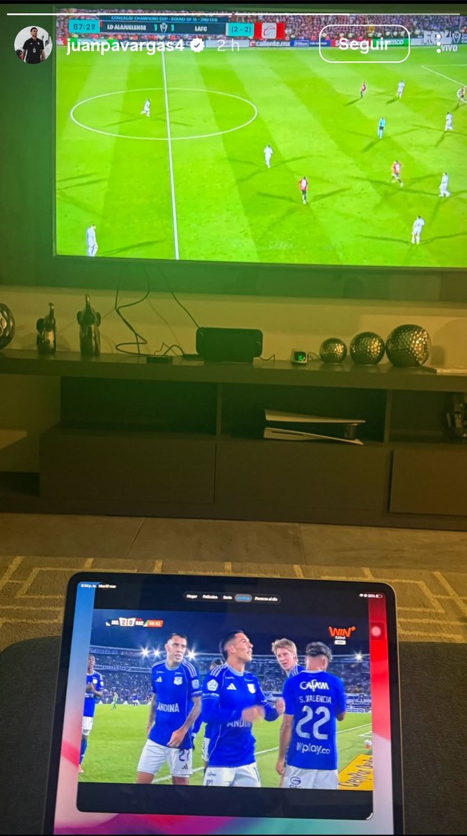 Millosporla17's tweet photo. "HP Verde" viendo el partido desdé México 😍 https://t.co/1nzrtmO59y