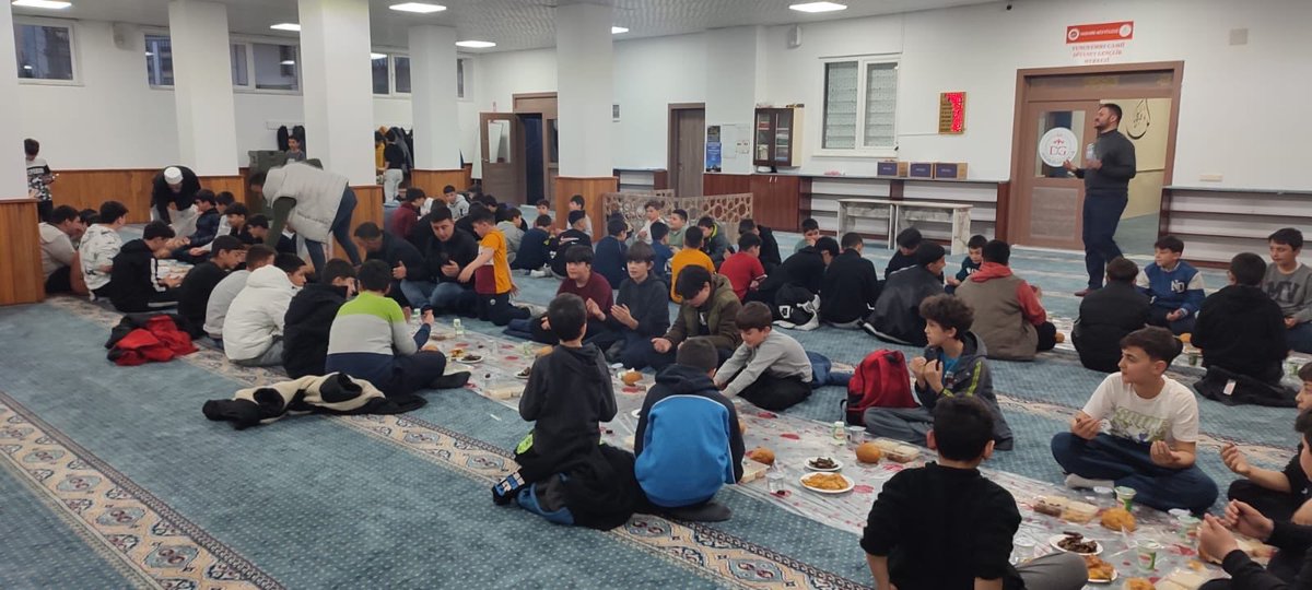 Yunus Emre Camimizde 140 gencimiz 1 günlük itikaf ibadetini yerine getirdi. Gençlerimizi tebrik eder emeği geçen gençlik ekimize teşekkür ederim. #akşehir #akşehirmüftülüğü #konya #ramazan