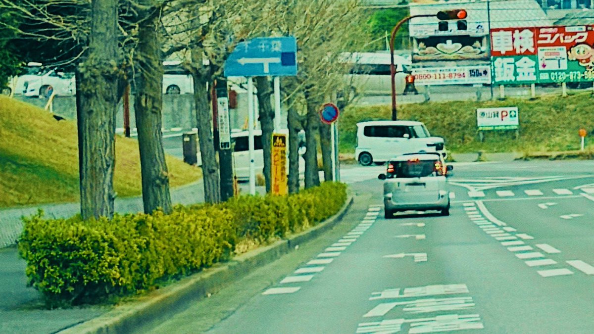 newcamplabo's tweet photo. 千葉県印西市へ
怒られない出張ペーパードライバー講習
https://t.co/8ubzeVIyqG
お試しコースの後に180分コースをご受講頂きました。

ペーパードライバー歴約10年
転職を機に社用車を運転する事になりその対策でのご受講です。色々なタイプの車両を運転する必要があり会社側からの要望で行く行くはMT(マニュアルミッション)の��定解除も視野に入れていらっしゃるお客様。
またプライベートではマイカーの購入予定でもあります。

前回はお試しコースで運転スキルを見極めさせて頂き、��回は更にステップアップを目指します。

◉お試しコース
千葉ニュータウン中央駅付近〜
先ずは車内の運転席回りのスイッチ・レバー類の再確認から始めます。色々な車両に対応出来るように詳細にご指導

その後は安全に運転出来るエリアにて基礎走行の再確認

プライベートでの友人や会社での他の方の、運転を観察されていらして運転するイメージが出来ていた事で、かなり早い段階で走行が安定してきました。

ハンドルを回すタイミングや量
アクセルブレーキを踏み込み加減

などの調整に加えて安全確認なども実践対応出来てきました。

更にステップアップで少し交通量の多いエリアでも
落ち着いての安全運転かつ安定走行が出来てきました。

座学にて、交通ルールの再確認を実施し
質疑応答でお試しコースの終了です。

◉180分コース
お試しコース受講から１週間��ど空けてのリピートご受講
印西市のご自宅よりスタート

初めに、基礎走行の再確認から
安定した走行でこのまま駐車の操作手順をご指導
近くの商業施設へ向かい自力で駐車！

休憩をとって頂き
駐車のご指導を再開していきます。
ホワイトボードにて操作手順やポイントのご指導

基礎駐車の実践
ハンドルとタイヤの関係性など早い段階で理解を深めて頂き操作手順がスムーズになってきました！

場所を変えシチュエーションを変え更に理解を深めて頂き、次のステップへ

車線変更の操作手順やミラーでの見え方などご指導
更に北千葉道路にて車線変更や合流の実践！
スムーズに操作が出来てきました。
ファスナー合流にも理解を深めて頂きました。

その後はご自宅の車庫入れの操作手順をご指導
時間いっぱい頑張って頂き、質疑���答で終了となりました。

今後の定期的なイメージトレーニング併用での実践練習で更に理解を深めて頂けますと幸いです。会社の方でも運転練習が出来るようで頑張って頂きたいと思い��す。

今後は運転に関する質問など対応させて頂きます。
お客様の運転技術の向上を陰ながら応援しております。

モロッコ屋  @moroccoya_com
#千葉ニュータウン中央駅 #印西牧の原駅 
#印旛日本医大駅 #国道464号線 #小室駅
#ペーパードライバー  #北千葉道路