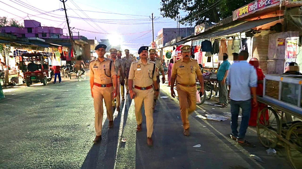 auraiyapolice's tweet photo. #UPPolice
#foot_patrolling
पुलिस अधीक्षक औरैया द्वारा आगामी त्यौहारो के दृष्टिगत जनपद की कानून व्यवस्था को प्रभावी व सुदृढ़ बनाये रखने हेतु क्षेत्राधिकारी बिधूना व थाना बिधूना पुलिस बल के साथ थाना क्षेत्र बिधूना के मुख्य चौराहों, बाजारों तथा सार्वजनिक/भीड़भाड़ वाले स्थानों पर पैदल गस्त करते हुए संदिग्ध व्यक्ति/वाहनों को चेक किया व लोगों से संवाद करके उनको सुरक्षा के प्रति आश्वस्त किया गया।