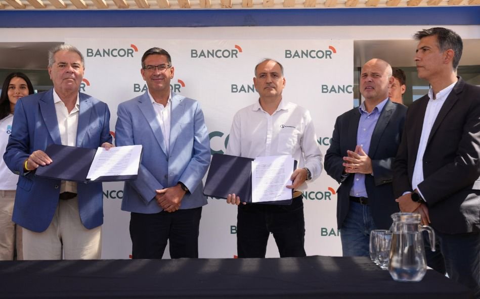 gobdecordoba's tweet photo. 🚜➡️ #Expoagro: en Córdoba reafirmamos el acompañamiento al sector productivo con innovación, financiamiento y desarrollo.
👉 A través del programa “CBA, Vidriera Productiva”, acompañamos las pymes agroindustriales, anunciamos líneas de crédito a tasa preferencial y la regulación del uso de drones para la producción.
El stand de #Córdoba funcionó como un espacio de encuentro para productores, empresas y actores del sector, en el que se difundieron programas, se brindó asesoramiento técnico y se generaron vínculos comerciales e institucionales.
Más info 🔗 https://t.co/pMGoFM78ZO
#HacerParaCrecer