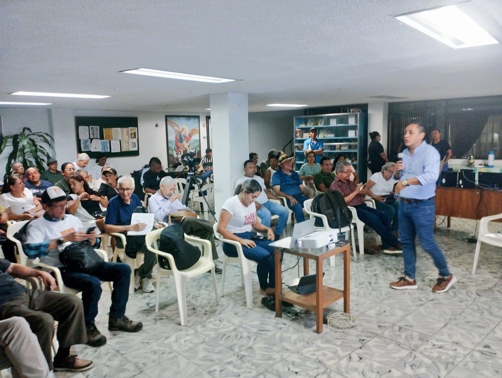 carocorchovalle's tweet photo. Informamos, evaluamos y planificamos. El equipo de @carolinacorcho en el Valle del Cauca se reunió para presentar un balance de lo realizado, ajustar estrategias de mejora y afinar el plan para apoyar la campaña de @IvanCepedaCast y ganar en primera vuelta #NiUnPasoAtrás https://t.co/9q8ONOJx1q