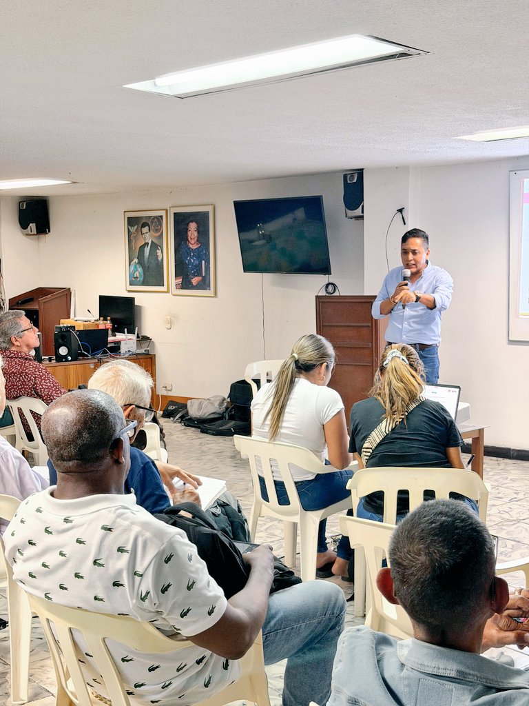 carocorchovalle's tweet photo. Informamos, evaluamos y planificamos. El equipo de @carolinacorcho en el Valle del Cauca se reunió para presentar un balance de lo realizado, ajustar estrategias de mejora y afinar el plan para apoyar la campaña de @IvanCepedaCast y ganar en primera vuelta #NiUnPasoAtrás https://t.co/9q8ONOJx1q
